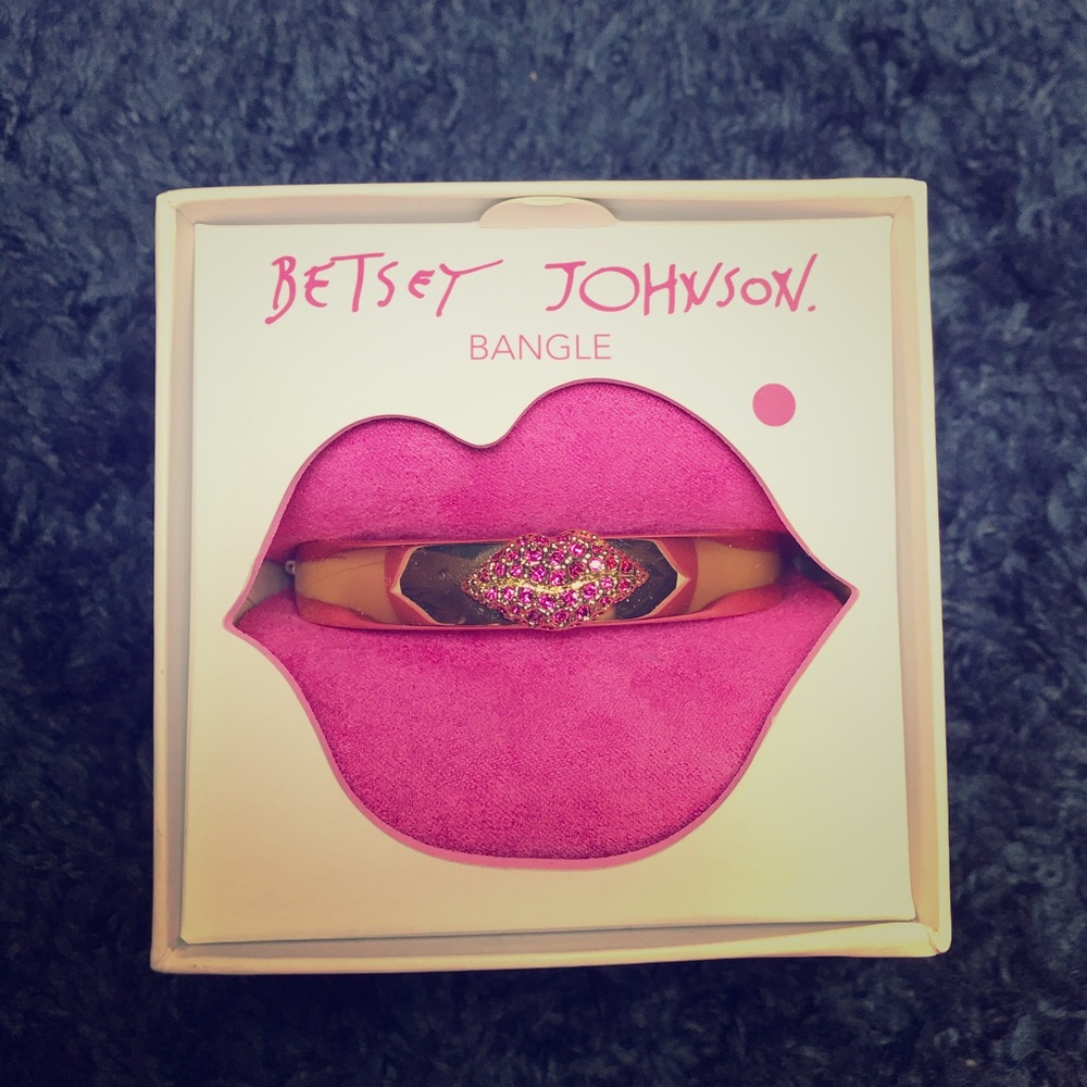 Betsey Johnson Kiss Bangle